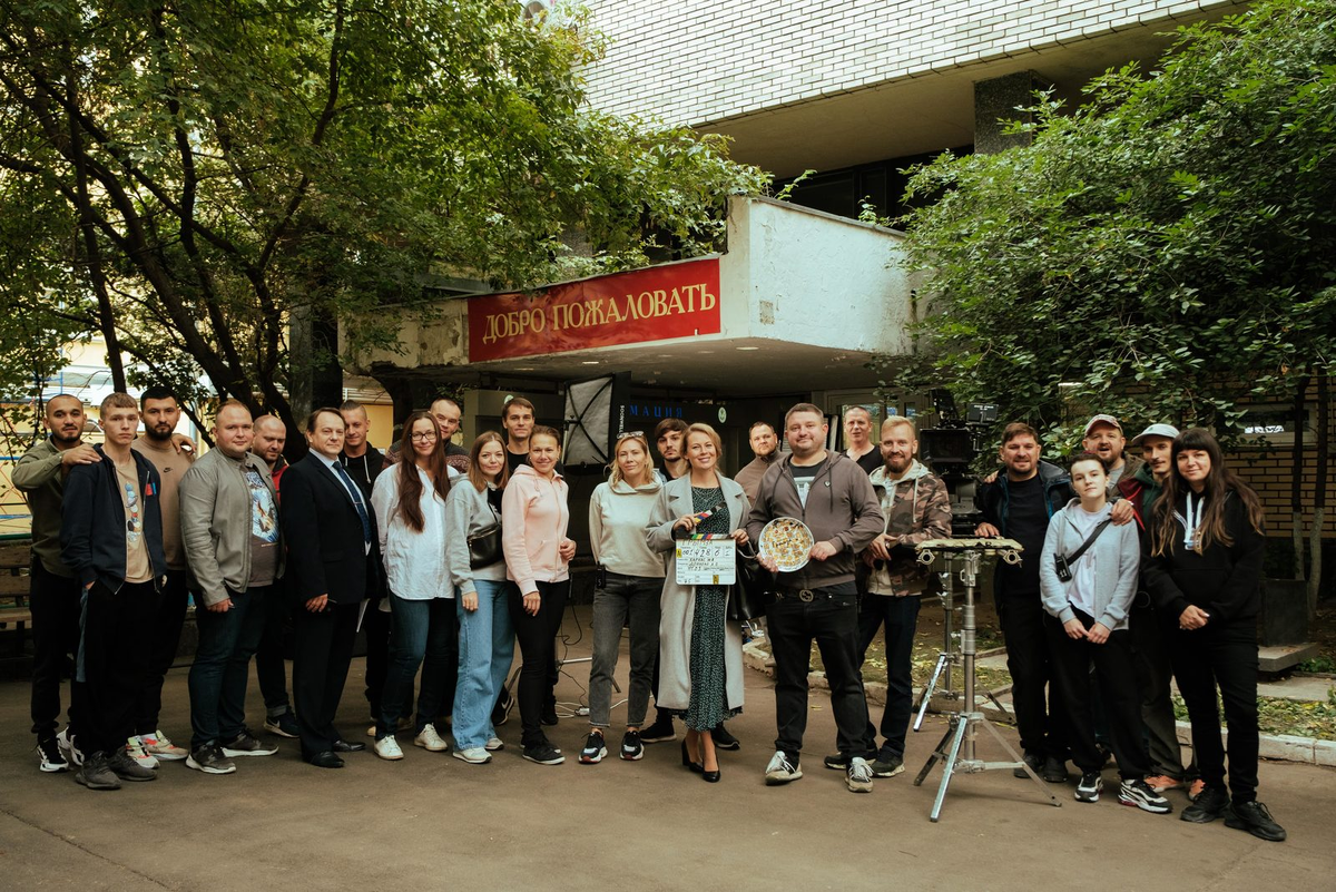 Кадр со съемочной площадки сериала "Грымза" (2022)