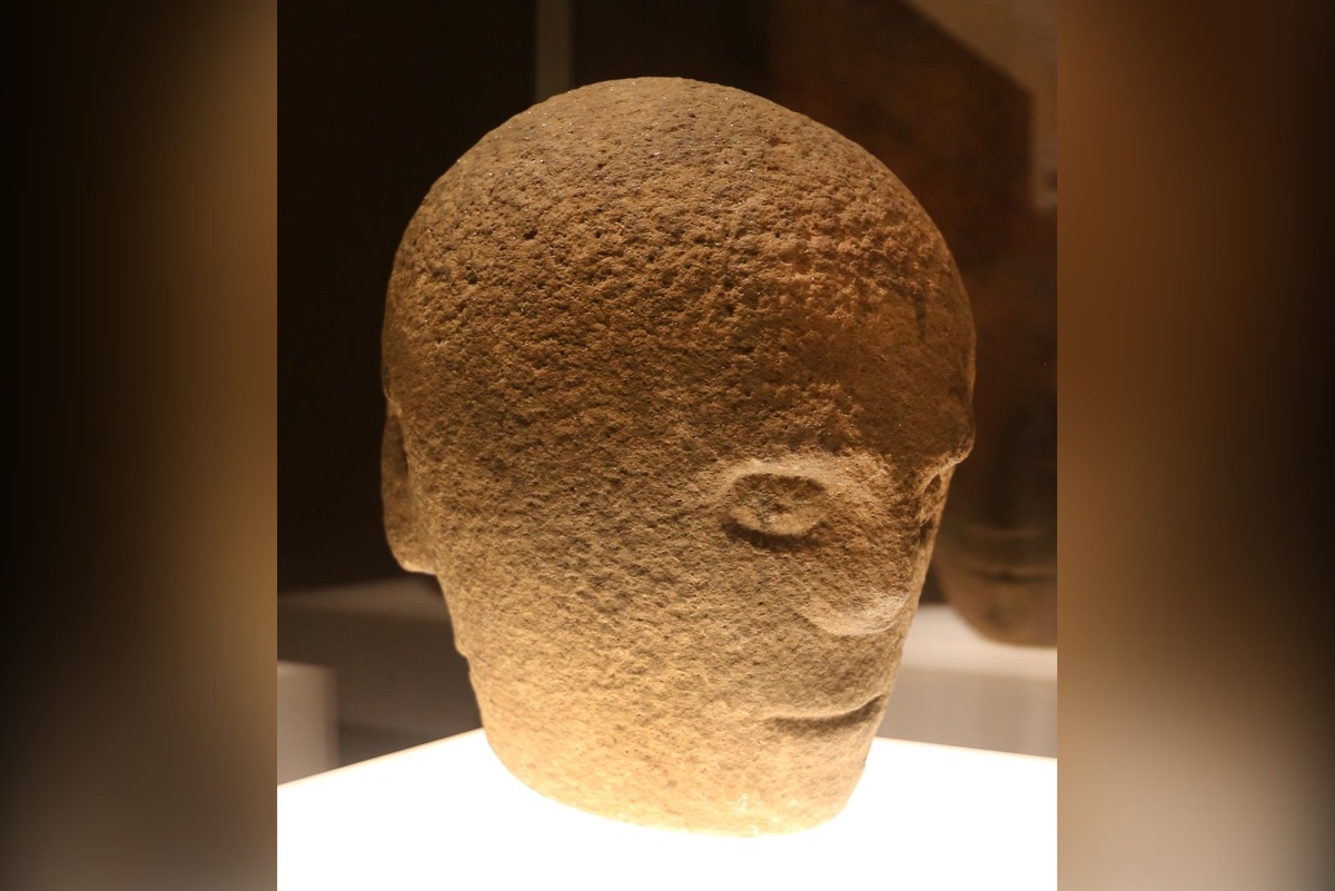    Голова Корлека имеет три лица и до сих пор вызывает горячие споры ученых