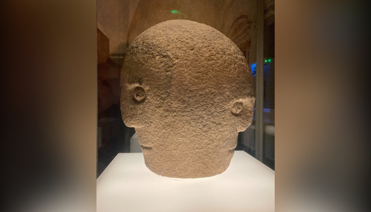    Многие ученые считают голову Корлека посвященной богу Лугу, который имел природу трикстера так же как Локи в скандинавской мифологии. Этим, а также тем, что Луг считался мастером на все руки, объясняется трехликость скульптуры