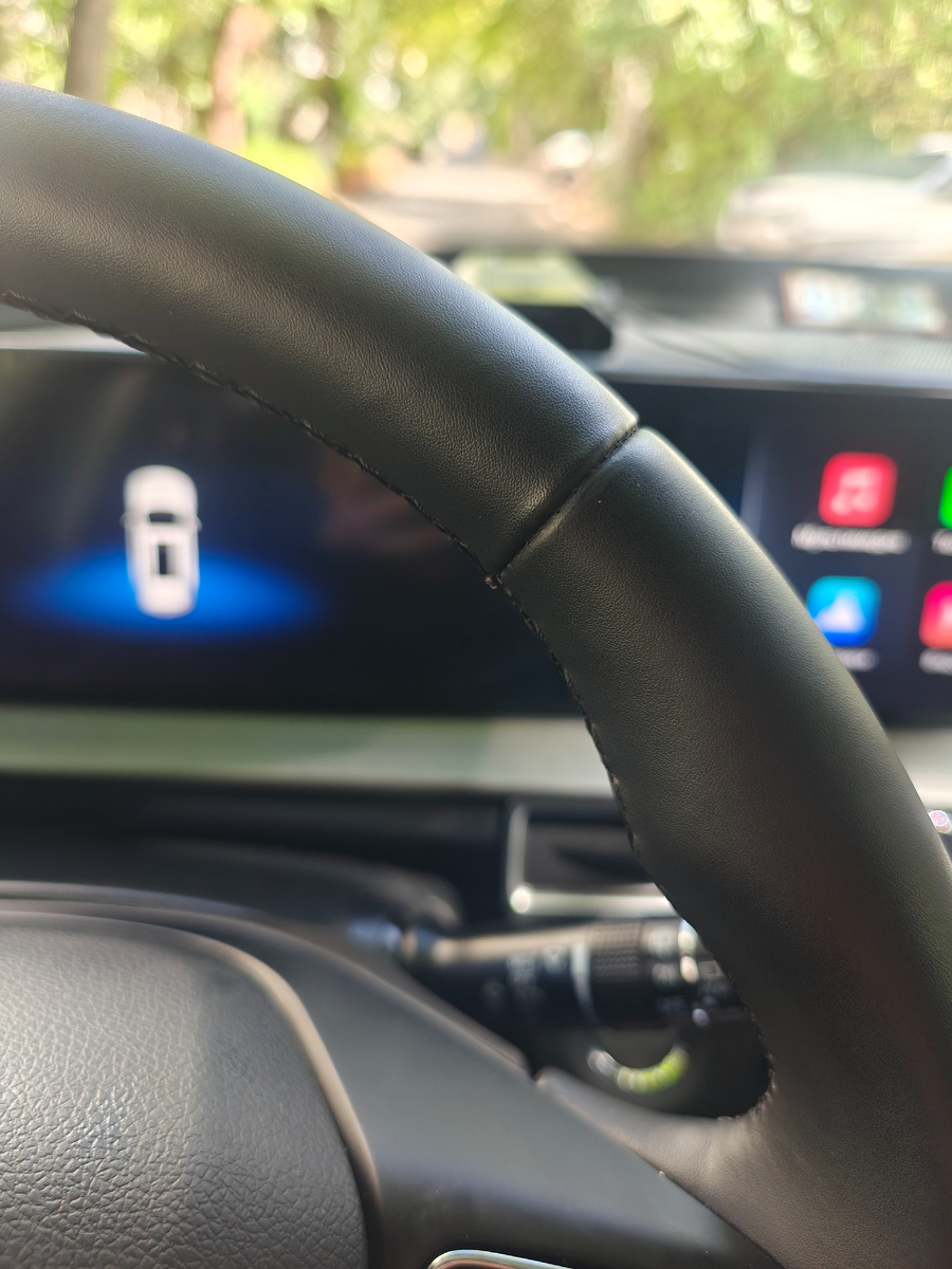 Справа в области охвата виднеется облезла кожа