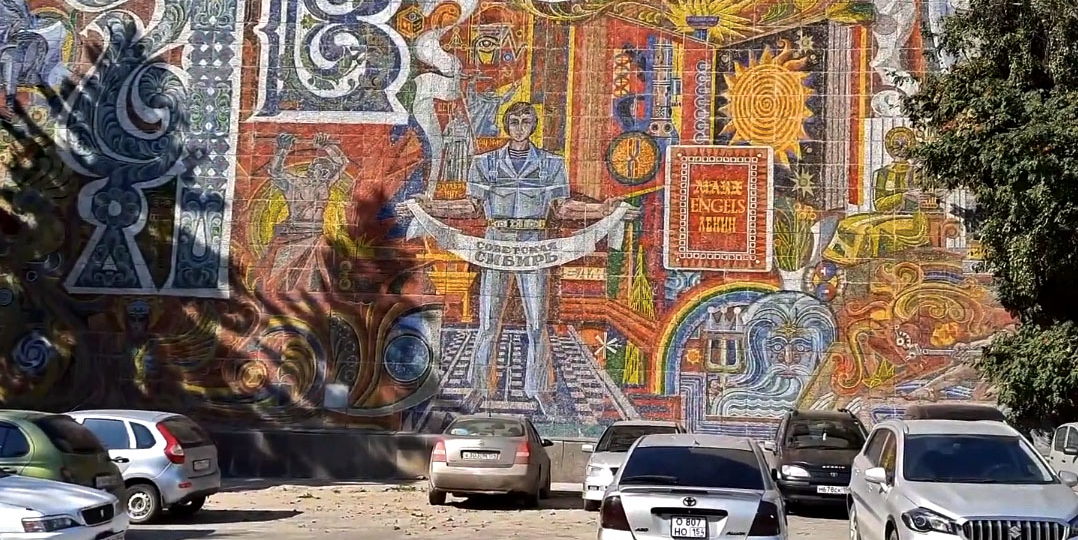 Маяк, старинный колокол и огромные мозаичные муралы в Новосибирске