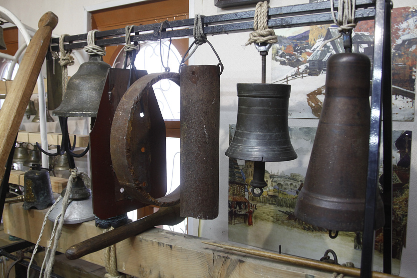 В музее на Большевистской хранится около 90 колоколов