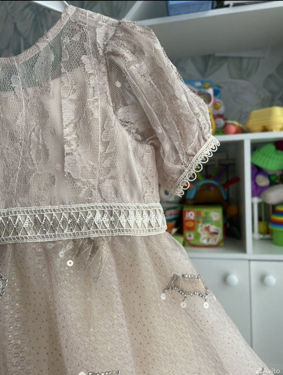 Фото автора. Кружево очень тонкое и красивое, много декора - который хочется разглядеть детально 