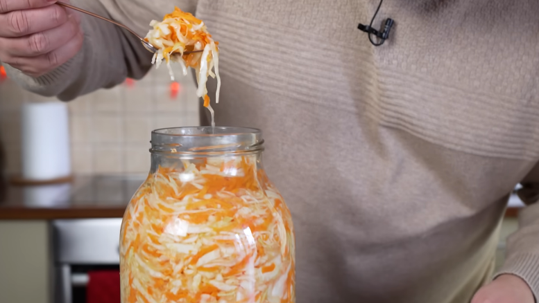 Выдерживаю капусту при комнатной температуре ровно 72 часа. Передержка дает неприятную кислоту