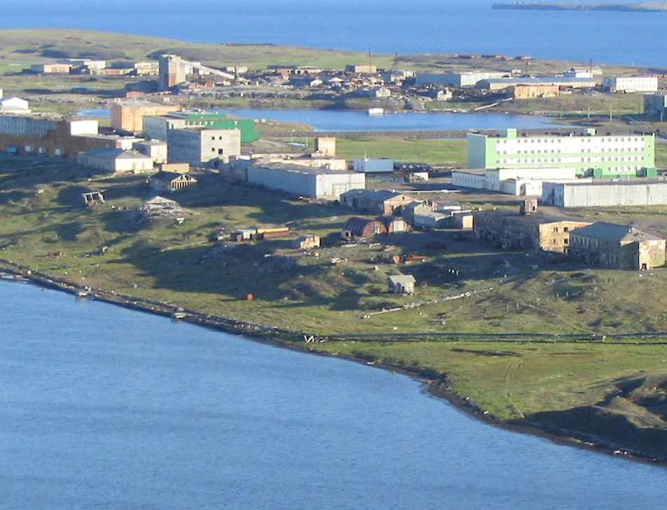 Белушья Губа - небольшой поселок городского типа в Архангельской области, расположенный в юго-западной части Южного острова архипелага Новая Земля, в 913 километрах к северо-востоку от города Архангельска.