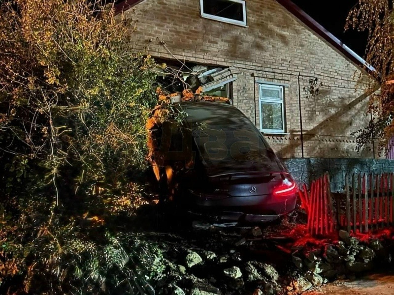 Фотография дорогого автомобиля в стене здания