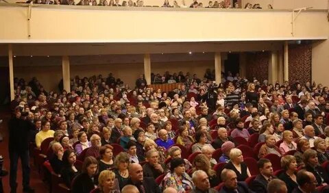 Зал готовиться встретить араторов аплодисментами.