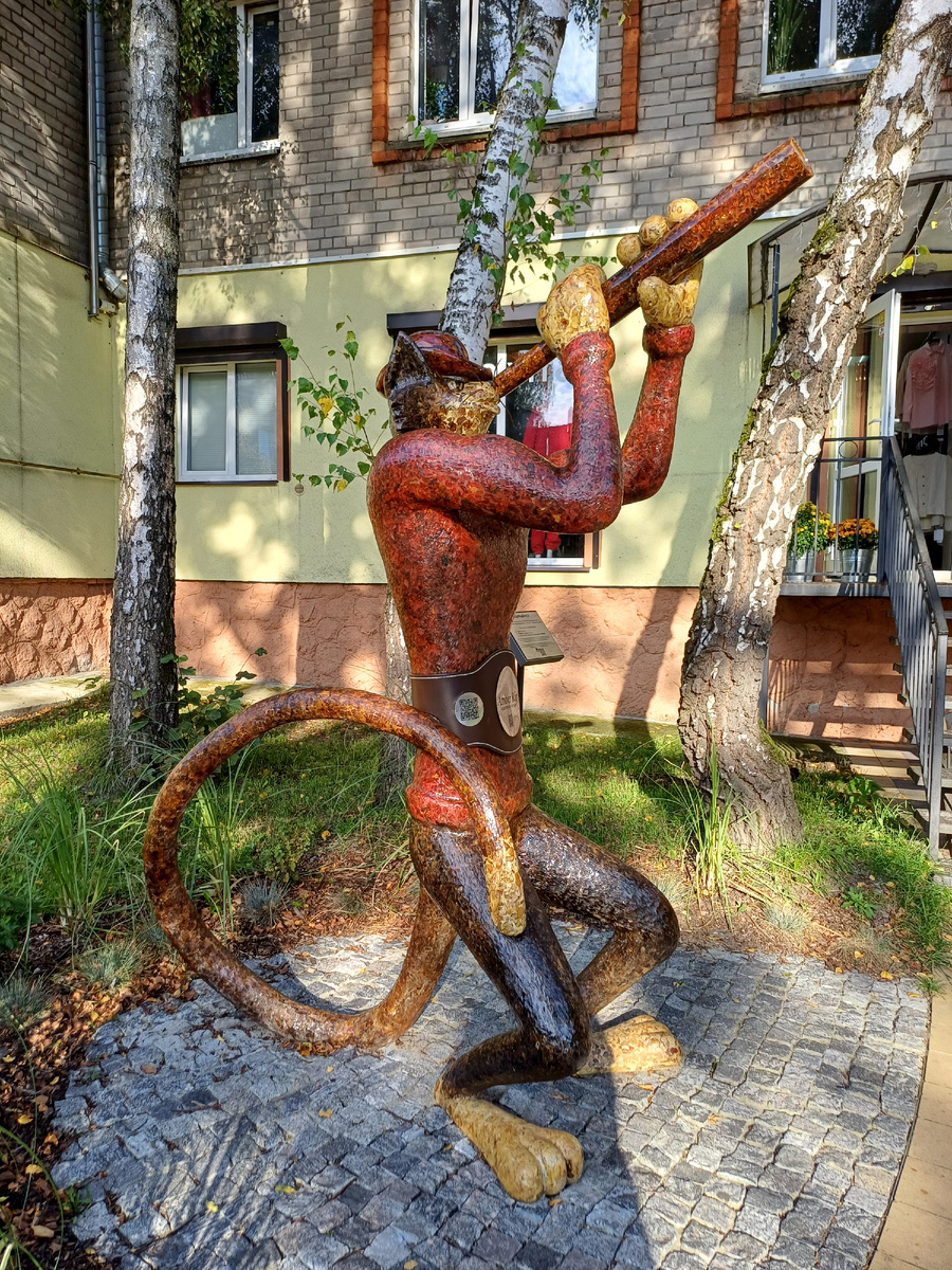 Скульптура Янтарный кот высотой 240 см