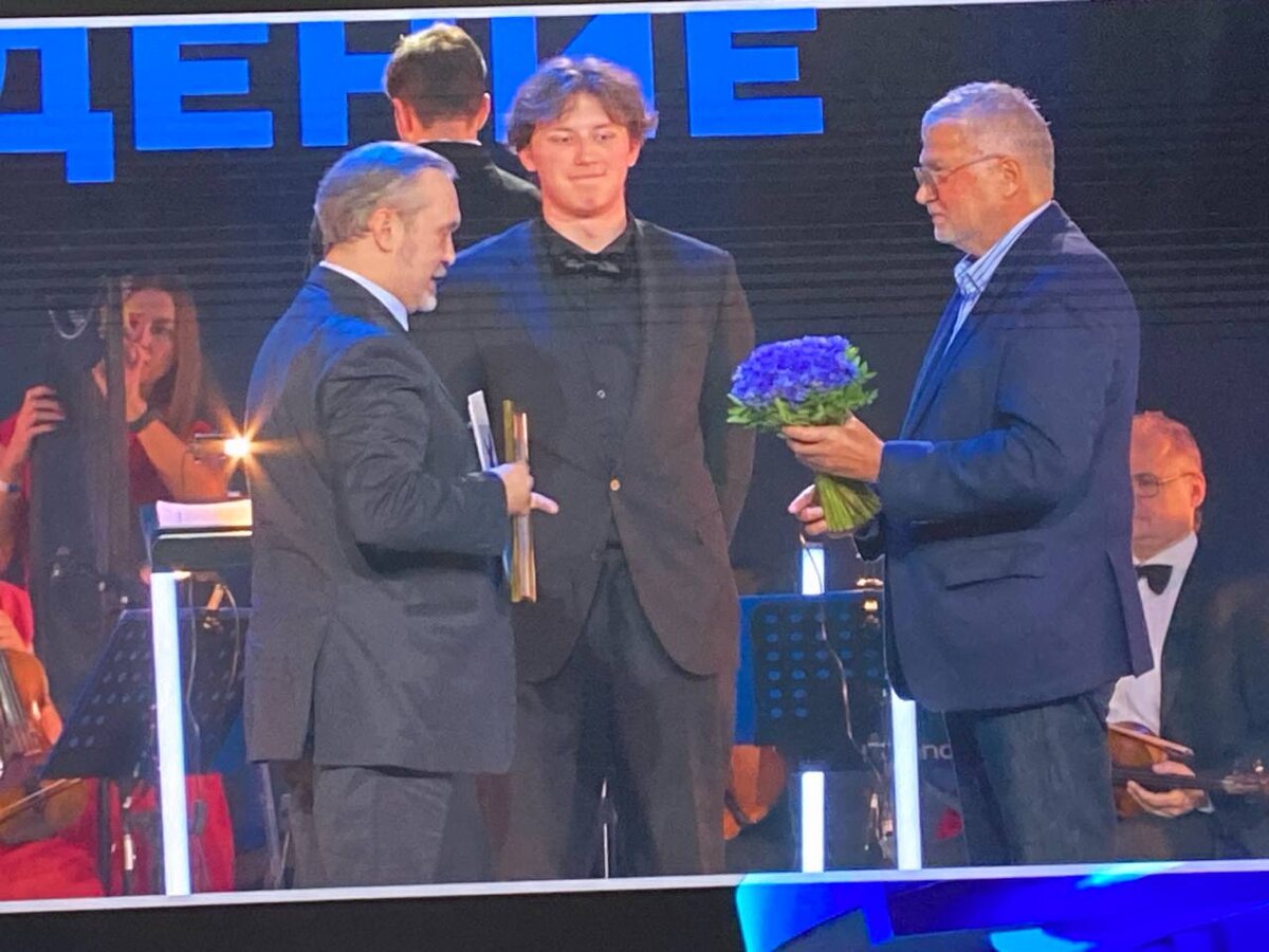 Фотографировала из середины зала, видимость не очень, но Поляков узнаваем