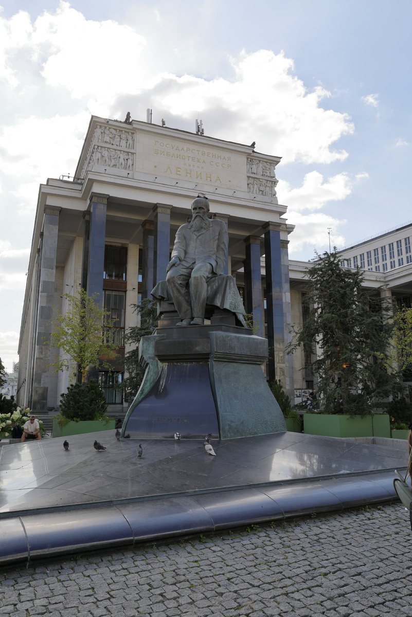 2. Памятник Достоевскому