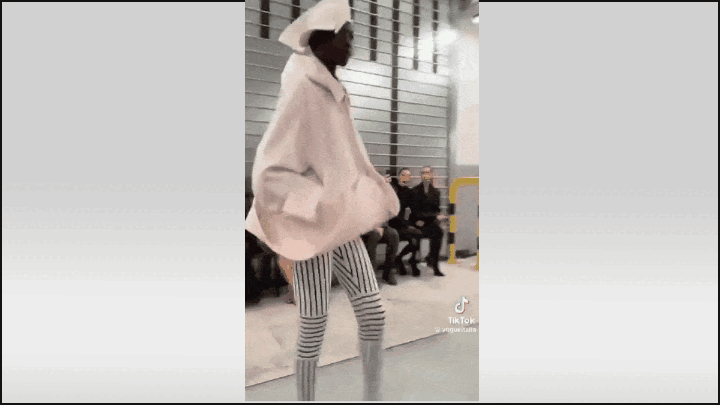    Увидеть Париж и умереть - это как раз про такой "модный показ". Видео: ТГ-канал @kozakrichala