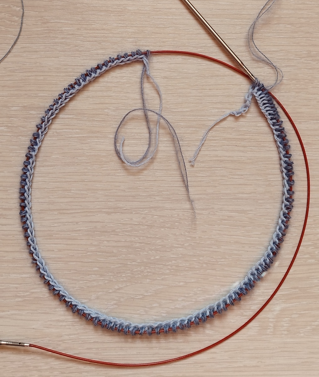 Петли набраны на вспомогательную нить 