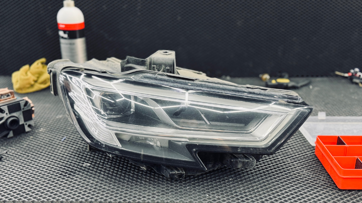 Источник фото: https://custom-heroes.ru/raboty/vid-uslugi/avtosvet/remont/audi-a3-remont-dho-vosstanovlenie-far-i-svetovoda/