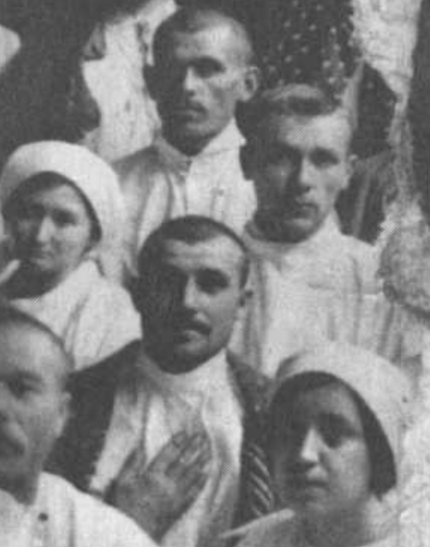 М. А. Булгаков в группе врачей. 1916 г.