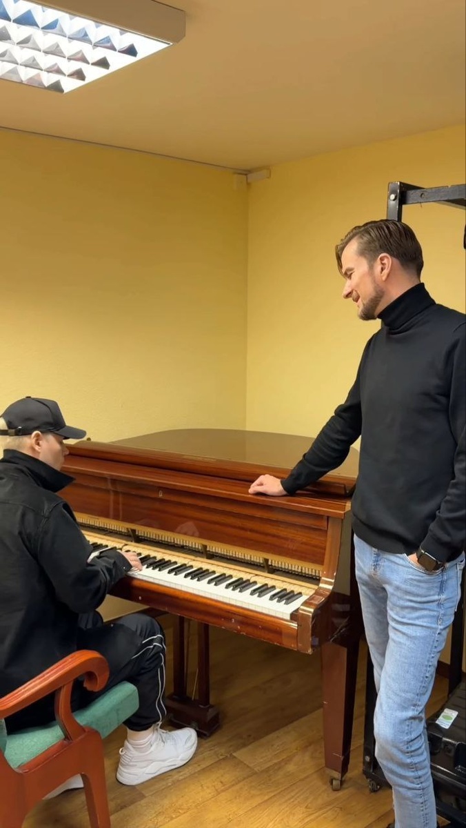 Смотрите, Никита распевается под аккомпанемент Заслуженного Артиста! Из интернета 