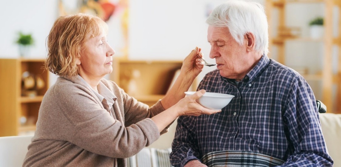 Так что давайте сегодня поговорим не страшно и не «по учебнику», а по-человечески — как распознать приближение деменции за 3–5 лет до её начала. Потому что знать — значит, иметь шанс сохранить мозг таким же бодрым, как тело после хорошей тренировки.
