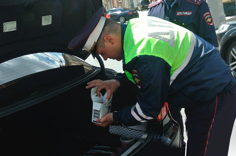 Если гаишник просит открыть багажник — вы имеете право ему отказать. Осмотр автомобиля возможен только при соблюдении этих условий