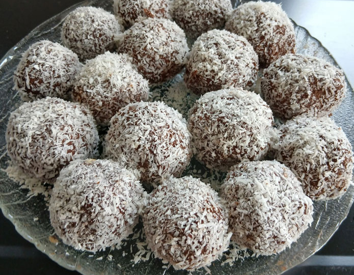 Шоколадное пирожное (почти «картошка») в кокосовой стружке