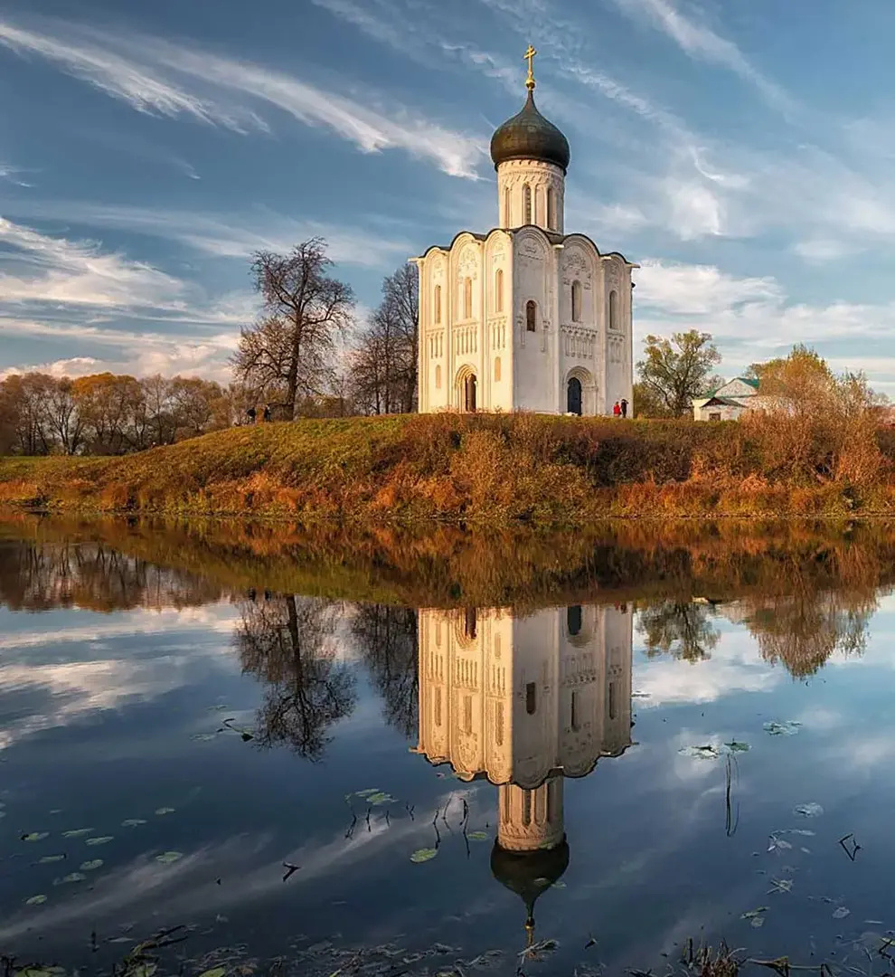 Храм на Нерли — первая в России церковь, освященная в честь праздника Покрова Пресвятой Богородицы.