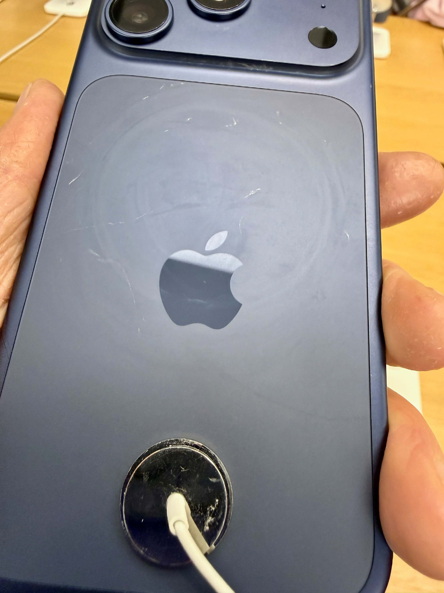 Следы от MagSafe — это не царапины. Их можно убрать. Изображение: cultofmac.com