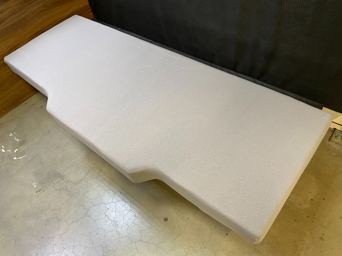 1_Простыня на резинке СПАЛБЕР для матрасов в спальники грузовиков. Цвет светло-серый. Фото СПАЛБЕР.