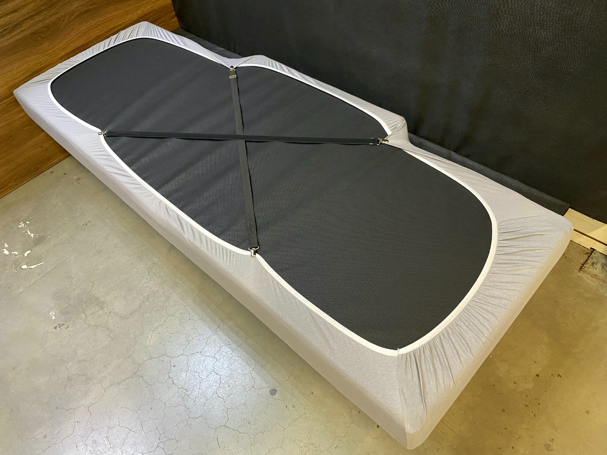 2_Простыня на резинке СПАЛБЕР для матрасов в спальники грузовиков. Цвет светло-серый. Фото СПАЛБЕР.