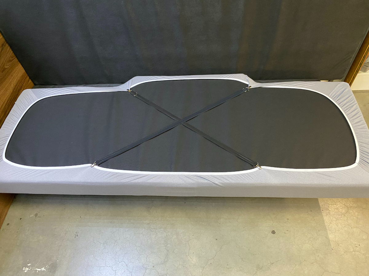 3_Простыня на резинке СПАЛБЕР для матрасов в спальники грузовиков. Цвет светло-серый. Фото СПАЛБЕР.