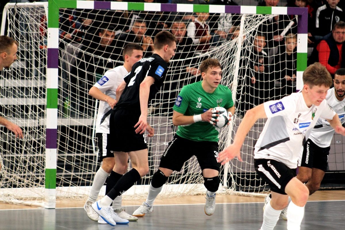    Голкипер торпедовцев Алексей Кряжевских стал одним из главных творцов успеха