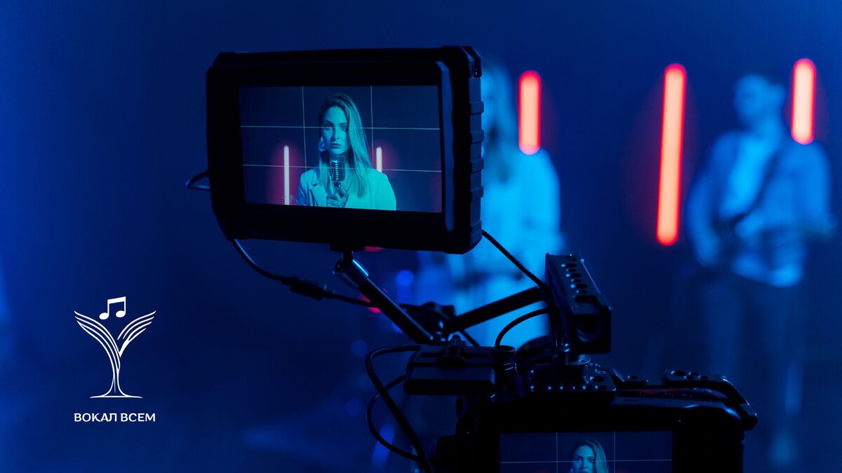 Начинающий вокалист в школе музыке "Вокал Всем" изучает правильную технику пения, избегая ошибок, которые могут повредить голос