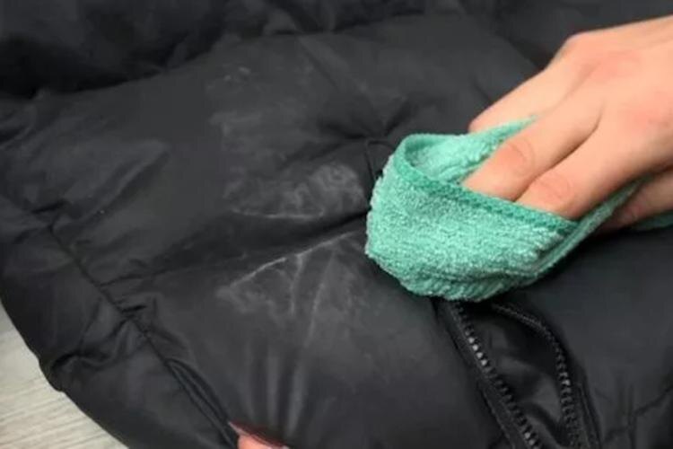 Пятна можно отмыть еще одной стиркой или смоченной тряпкой. Но если проблема регулярная, то страдает качество одежды и ваши нервы.