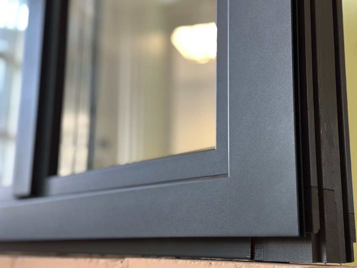 Пример, как выглядит дерево-алюминиевое окно 2.0