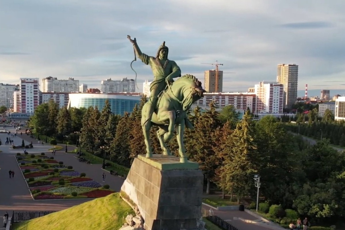   скриншот из видео "город Уфа. Памятник Салавату Юлаеву 2022" с канала " Спортивные Моменты и Забавы"