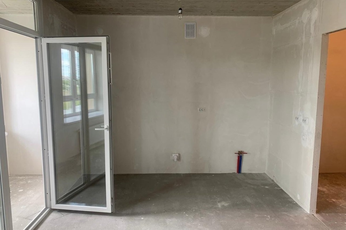    От улицы «лоджия» была отделена капитальной наружной стеной с классическими оконными проемами, а от комнаты — легкой остекленной перегородкой. скриншот сообщения в мессенджере