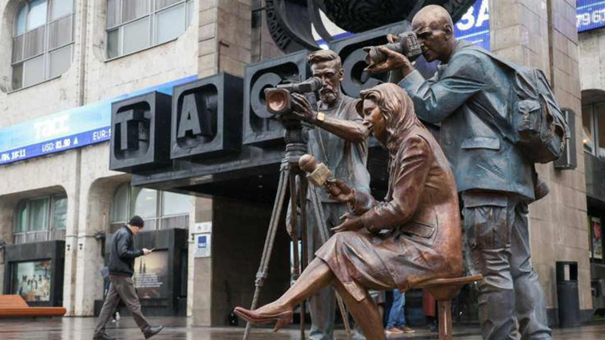 Владимир Иванов - скульптурная композиция «Журналисты России», 2025 г. Источник: https://clck.ru/3PcNeJ