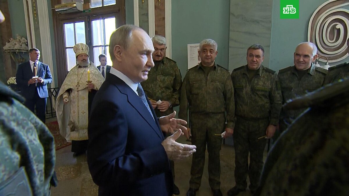    Путин в день рождения приехал в Петербург и встретился с военными