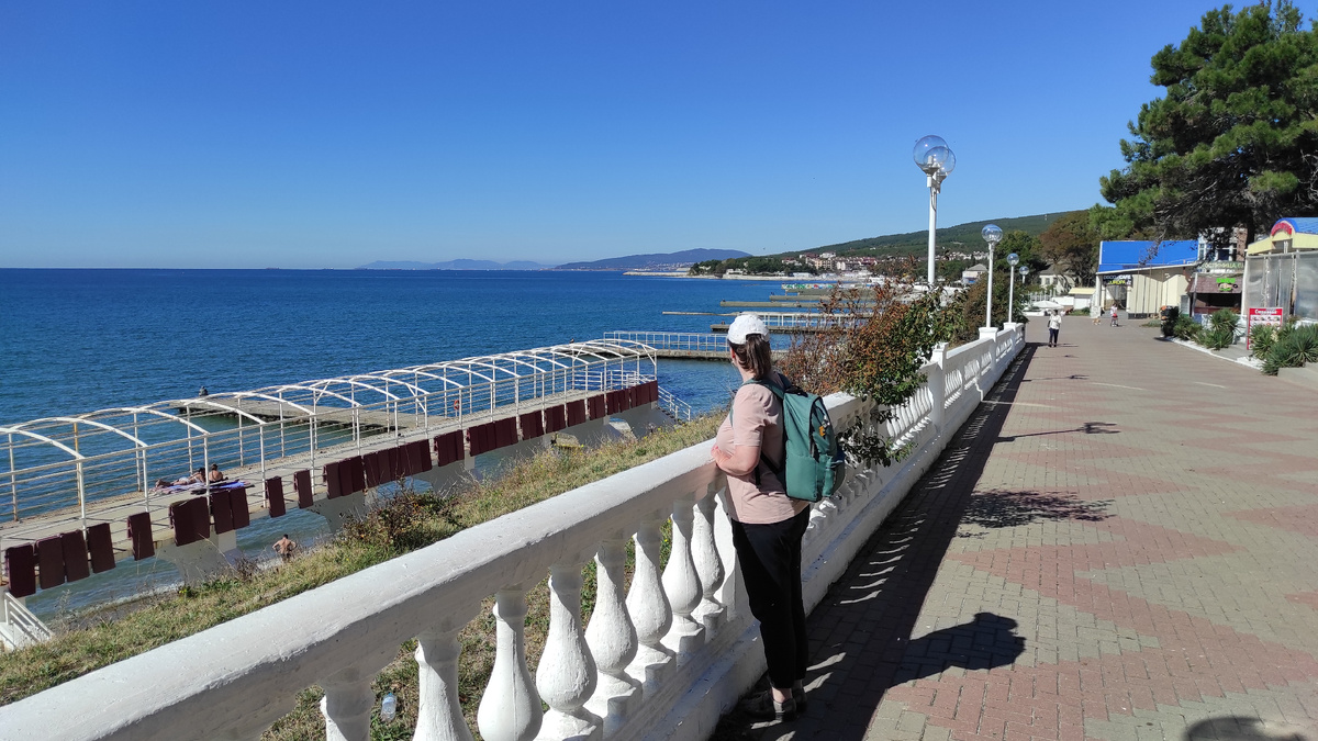 Там вдали, за скалой находится Геленджик. А тут - Дивноморское. Фото: Кирилл Полиенко/Polienko: путешествуем вдвоём