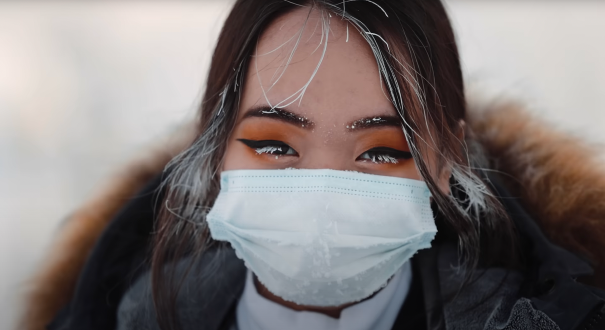 Представь: ты выходишь на улицу, а ресницы покрываются льдом через минуту.
Телефон выключается.
Воздух кусает кожу.
И всё равно — люди идут на работу, улыбаются и живут.