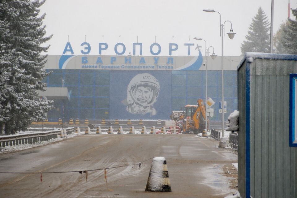    Временное перекрытие проезда к действующему зданию аэропорта. Источник: Виталий Барабаш/"Толк"