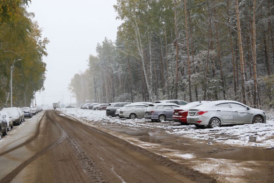    Дорога, ведущая к аэропорту и временная парковка. Источник: Виталий Барабаш/"Толк"