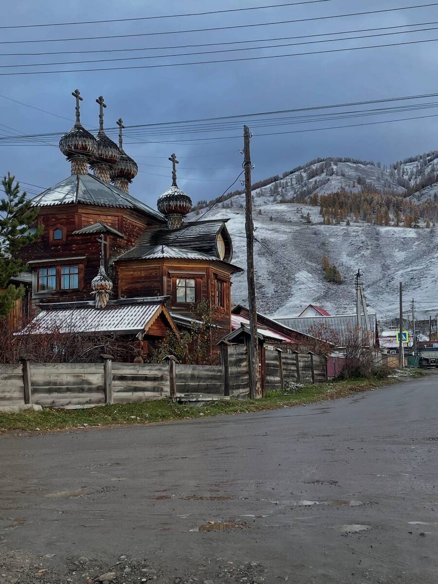 Храм в районном селе Усть-Коксы, Покрова Богородицы и место упокоения первого служителя, отца Андрея Суховского.