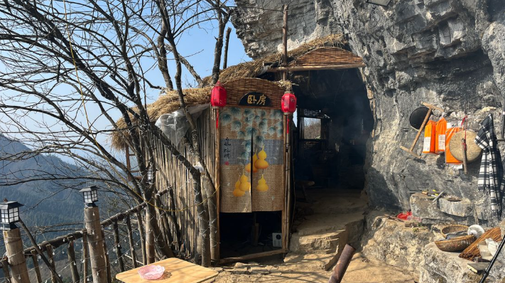 Молодой китаец 21-го года постоил себе эту лачугу в горах и счастлив