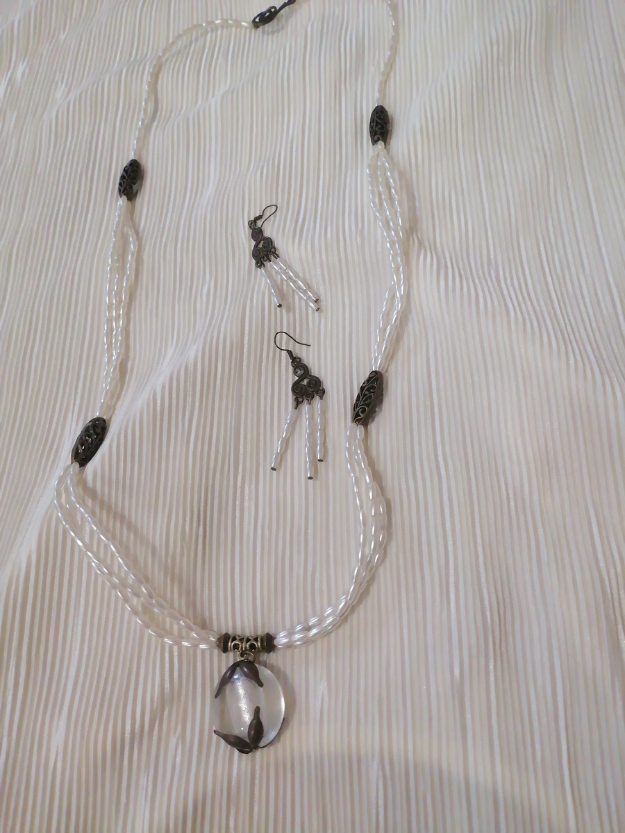 Здесь в основе "жемчуг" рис и бронзовая фурнитура, подвеска лэмпворк