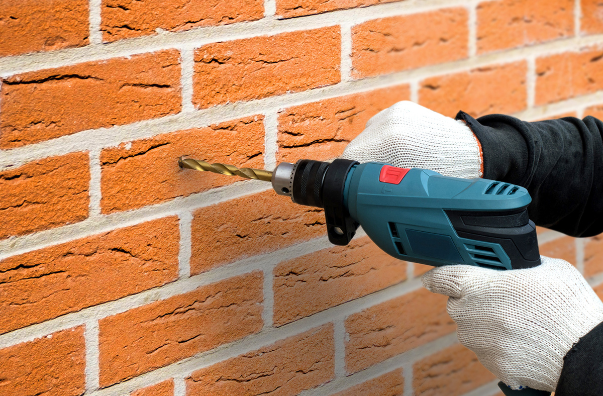 Просверлить стену. Источник: https://znaet.petrovich.ru/stroitelstvo/steny-fasady/instrumenty-i-oborudovanie/instruktsiya/kak-sverlit-kirpich-chtoby-ego-ne-isportit/