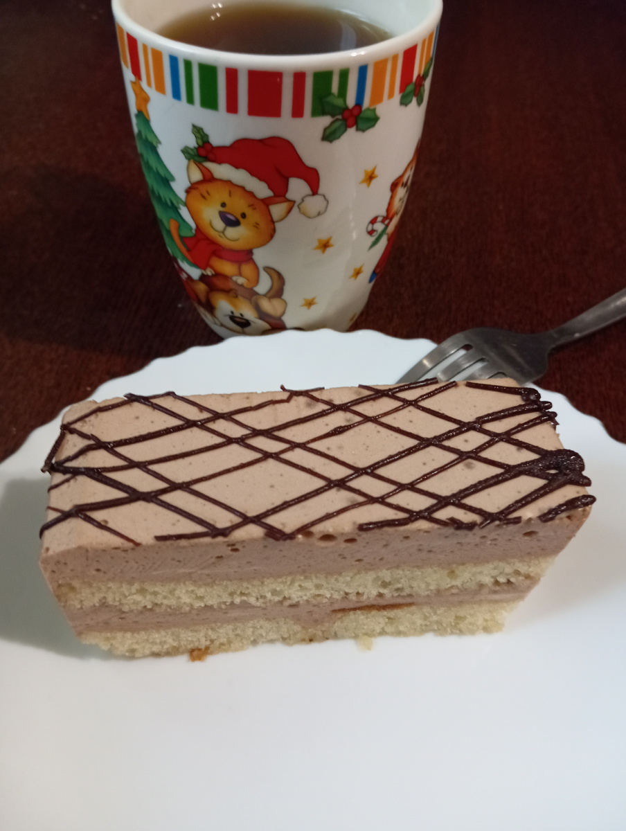 Мать- ехидна, отобрала пирожное у дочери для фото. 