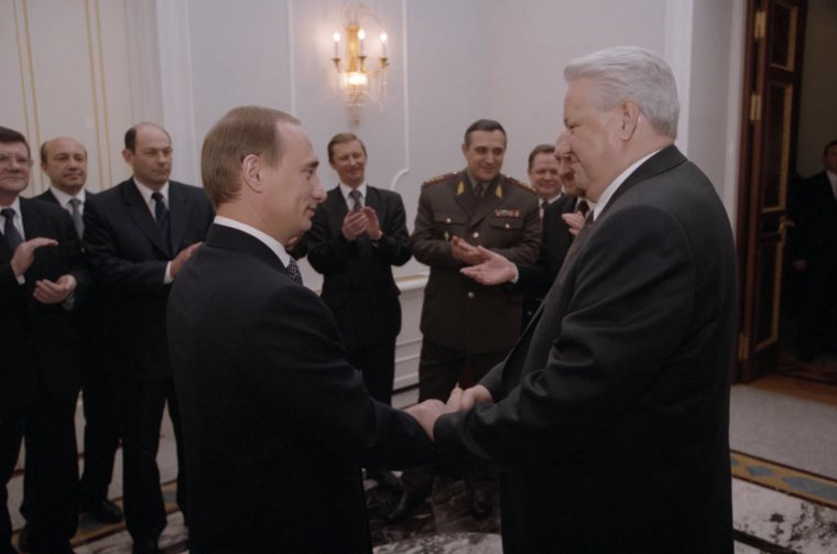 Борис Ельцин отрекся от власти и передал ее Владимиру Путину в 1999 году. В 2000 году Путин официально стал президентом России
Фото:Александр Сенцов, Александр Чуми/ТАСС