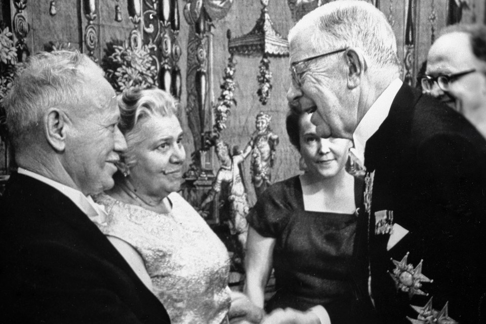    Михаил Шолохов получил Нобелевку и поздравления короля Швеции Густава Адольфа (справа) лишь с 11-й попытки, спустя четверть века после выхода «Тихого Дона». РИА Новости