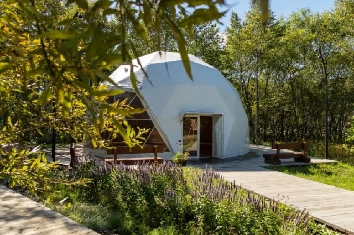    В большом утепленном куполе можно в любую погоду проводить лекции, медитации, спортивные занятия.