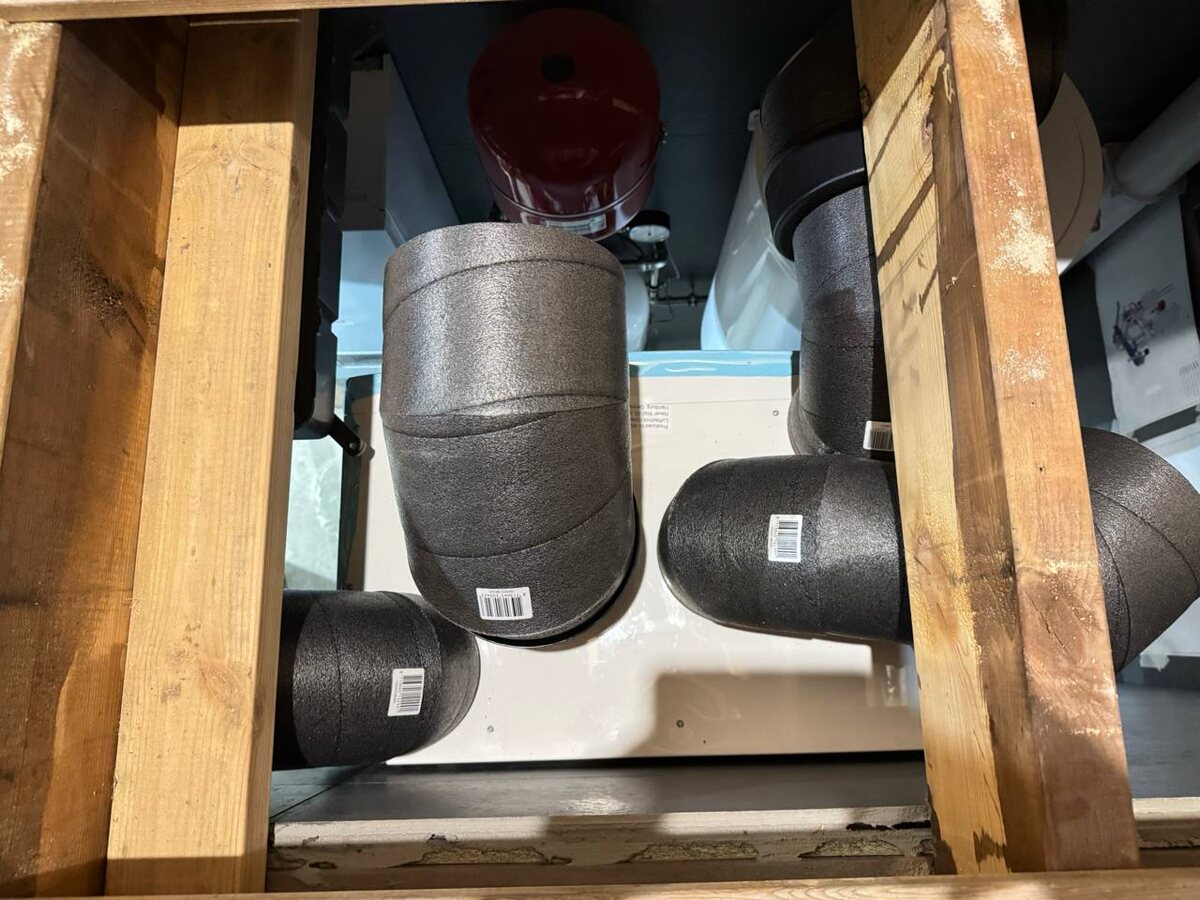 Вид на установку Blizzard L3 со второго этажа дома - над котельной.