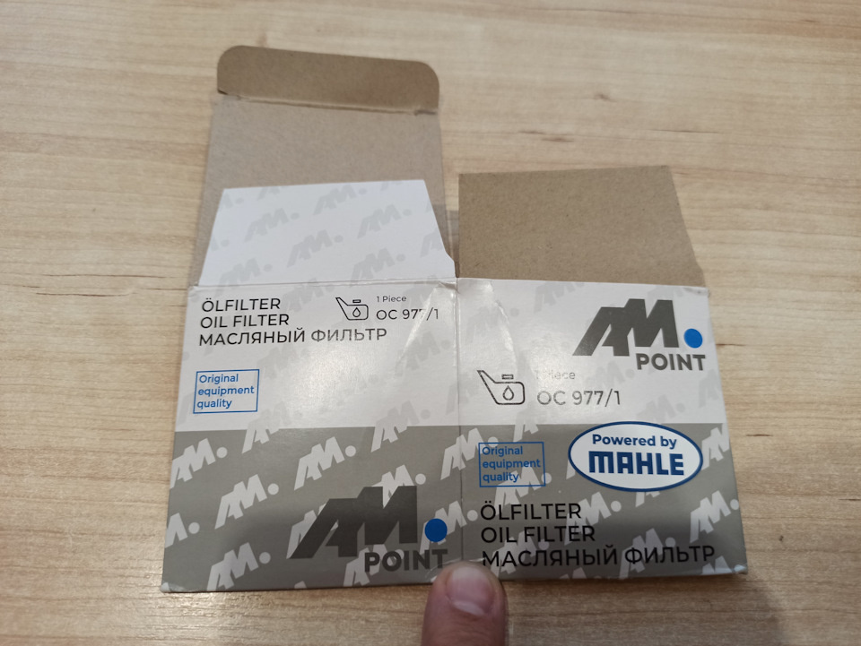 Упаковка фильтра AM POINT OC977/1 с наклейкой powered by MAHLE