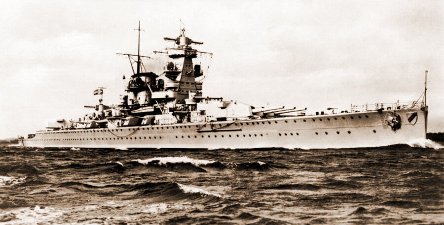 Тяжелый немецкий крейсер ("карманный линкор") "Адмирал Шеер". Летом 1942 год он бросил вызов Северному морскому пути - отправился на захват и уничтожение советского порта Диксон.